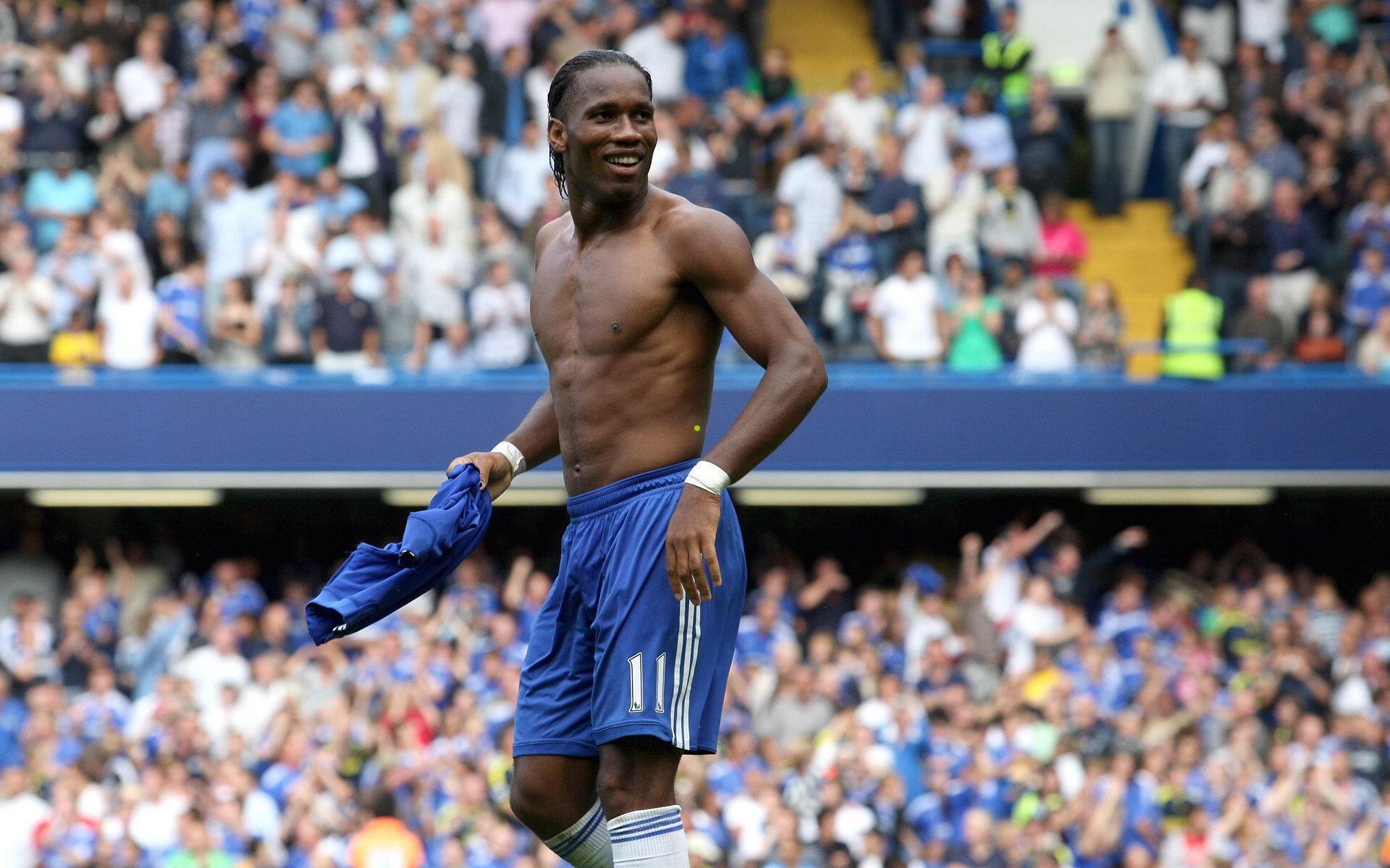 红黑条纹下的足球之神，马拉多纳在纽维尔老男孩的永恒瞬间