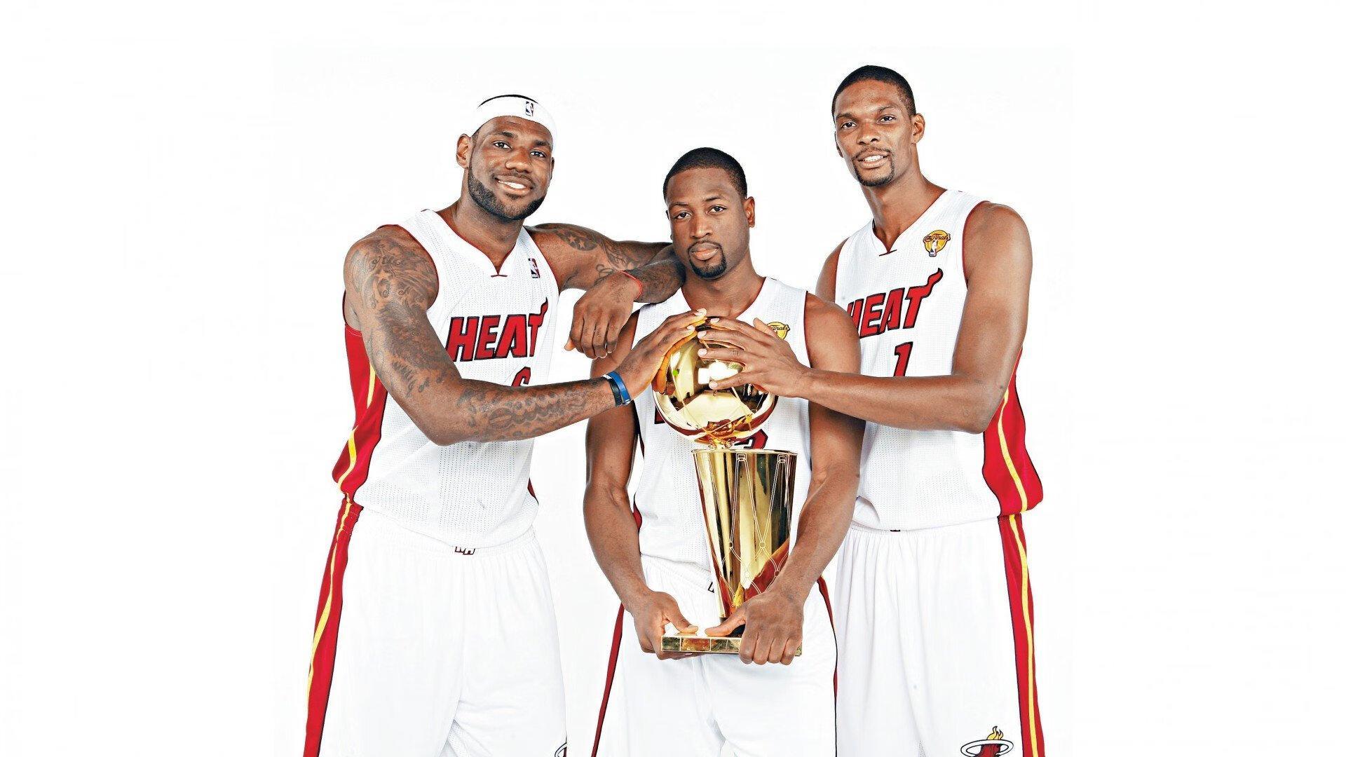 拥抱胜利的瞬间，征程仍在脚下，马刺社媒晒哈珀与卡斯尔庆祝照，高呼赢了，但还没结束！